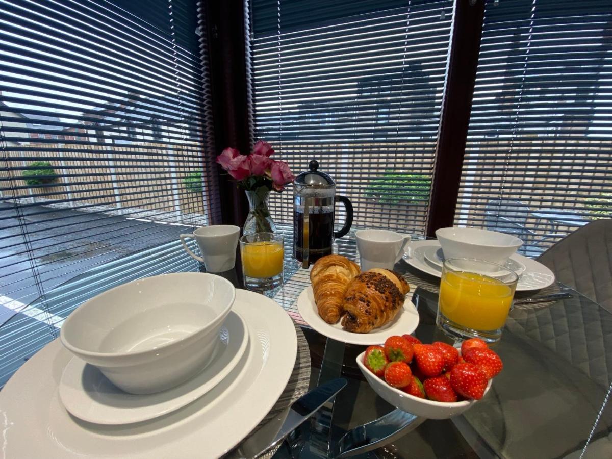 The Courtyard Apartment برامبتون المظهر الخارجي الصورة